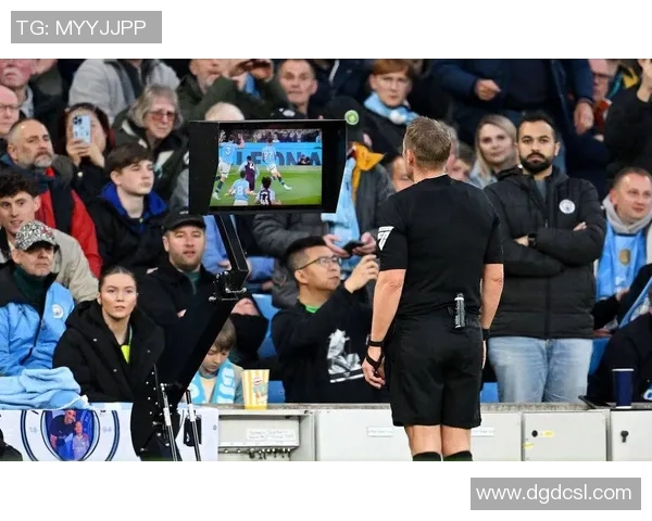 友谊赛惊现乌龙球里昂大胜拜仁引发争议判罚全场沸腾